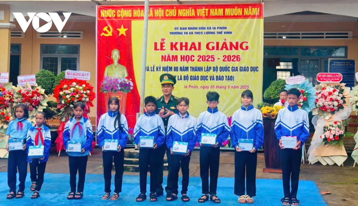 Bộ đội Biên phòng Gia Lai trao 1,6 tỷ đồng tiếp sức học sinh vùng biên đến trường