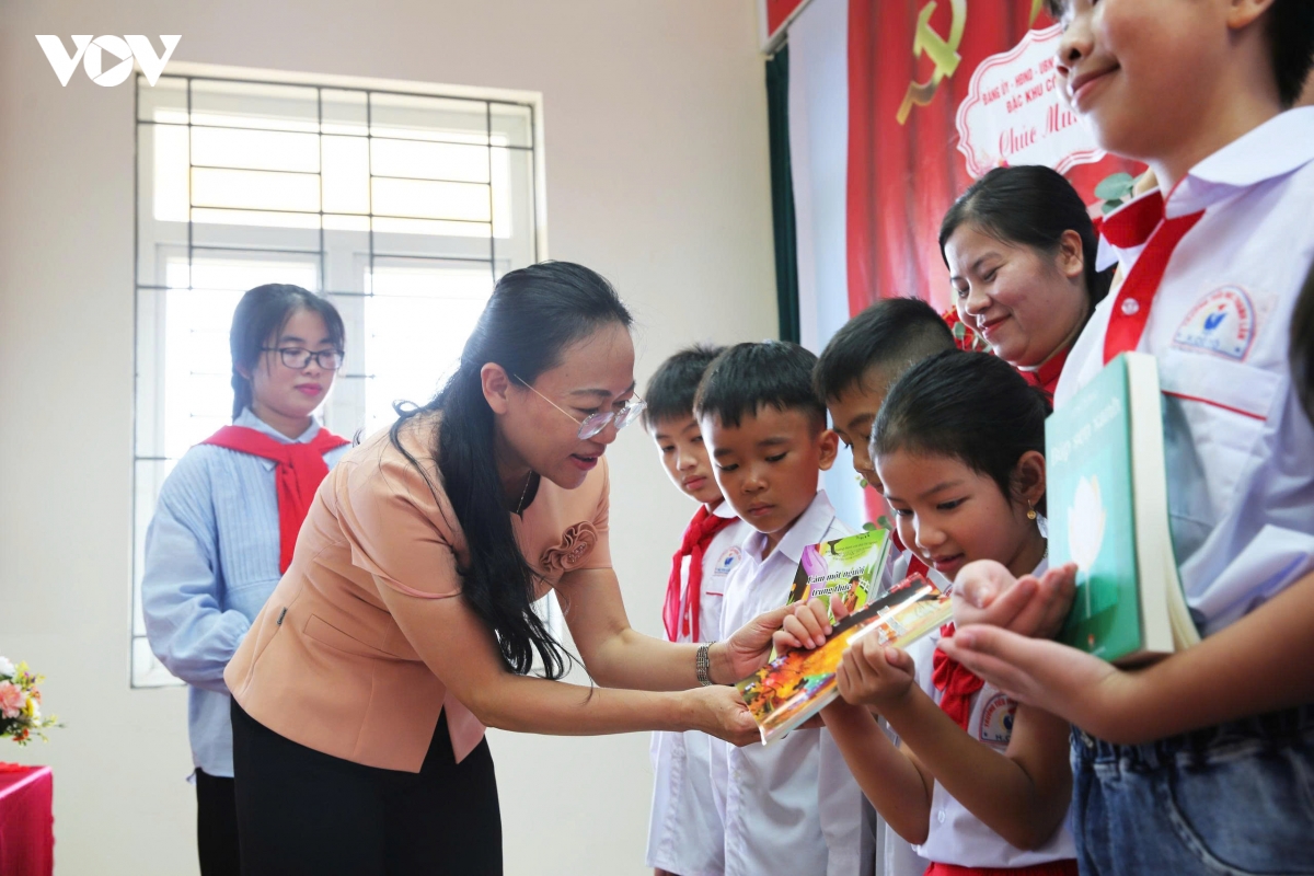 ron rang khai giang nam hoc moi tu truong sa, dac khu co to cho den pho thi hinh anh 7