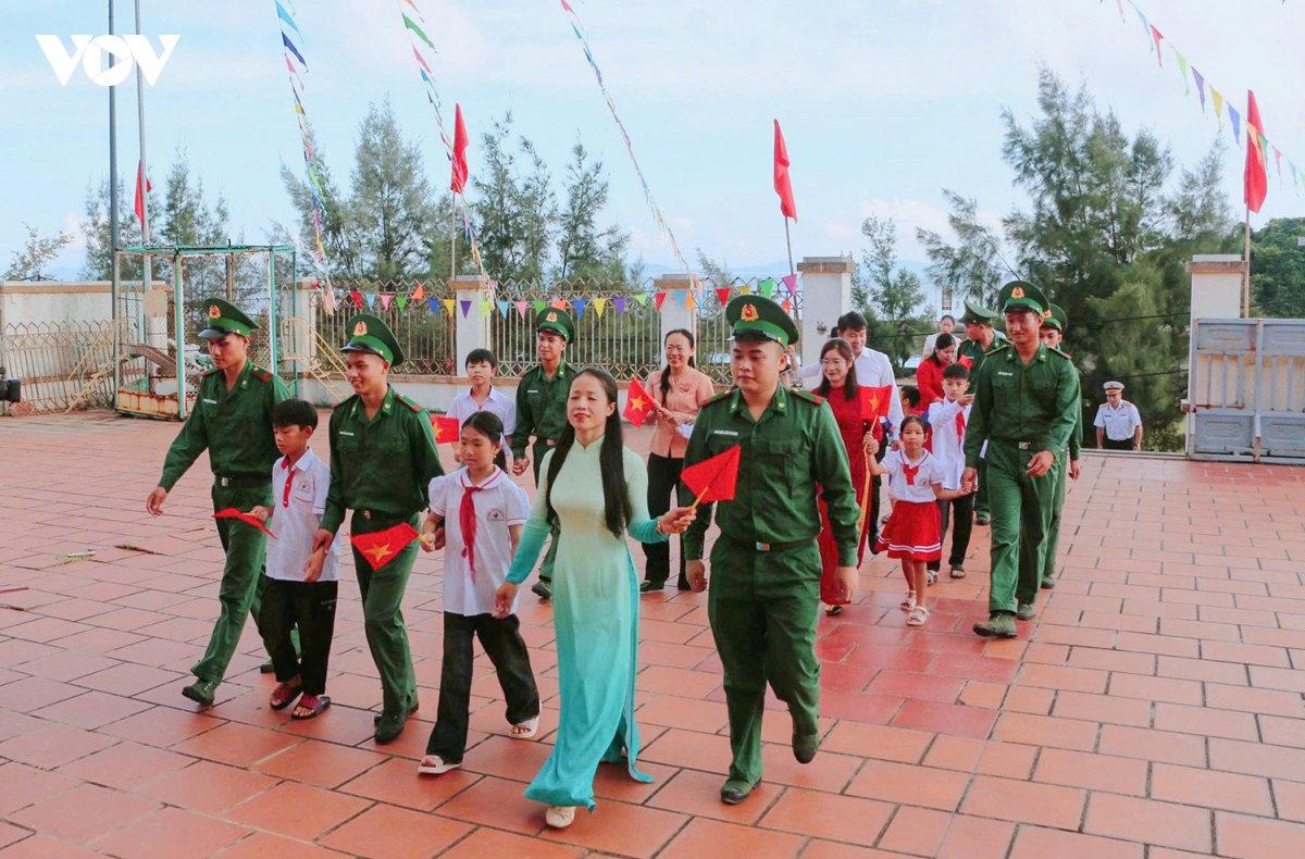 ron rang khai giang nam hoc moi tu truong sa, dac khu co to cho den pho thi hinh anh 3