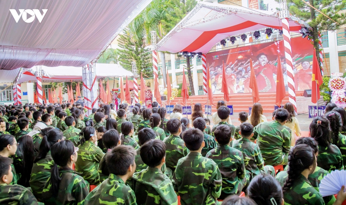 hang trieu hoc sinh tai cac tinh, thanh tren ca nuoc no nuc khai giang nam hoc moi hinh anh 7