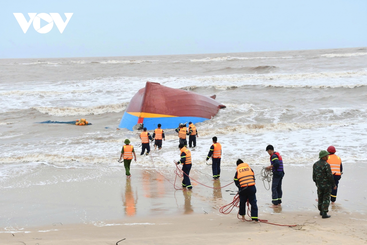 Bão số 10 quét qua Quảng Trị làm 12 người mất tích, 390 nhà sập và tốc mái