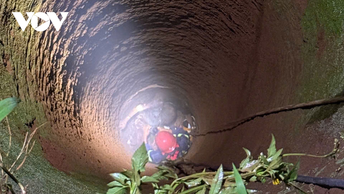 Giải cứu người đàn ông say rượu rơi xuống giếng sâu 20m ở Đồng Nai