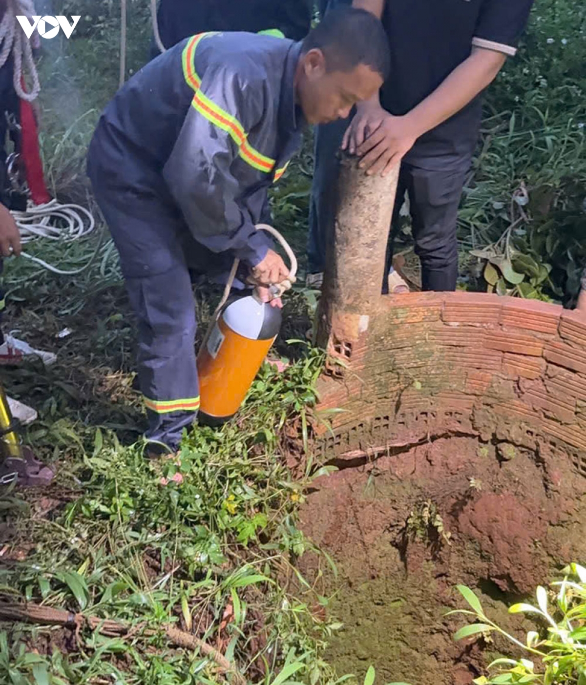 giai cuu nguoi dan ong say ruou roi xuong gieng sau 20m o Dong nai hinh anh 1