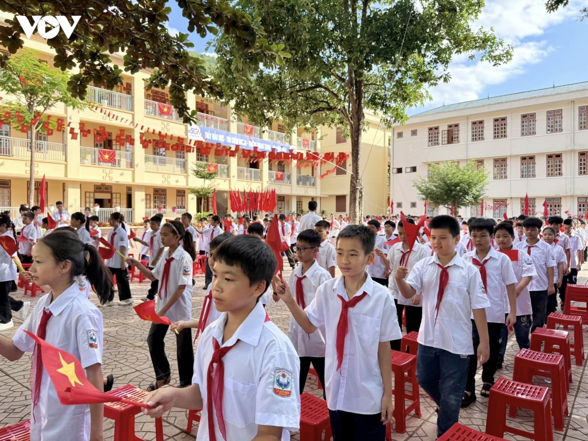 hang trieu hoc sinh tai cac tinh, thanh tren ca nuoc no nuc khai giang nam hoc moi hinh anh 3