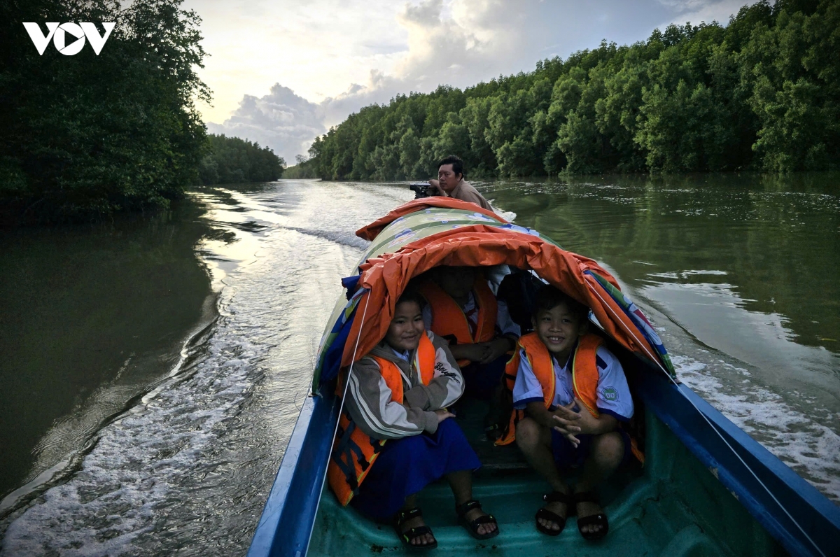hoc sinh Dat mui di vo lai, vuot kho den truong hinh anh 5