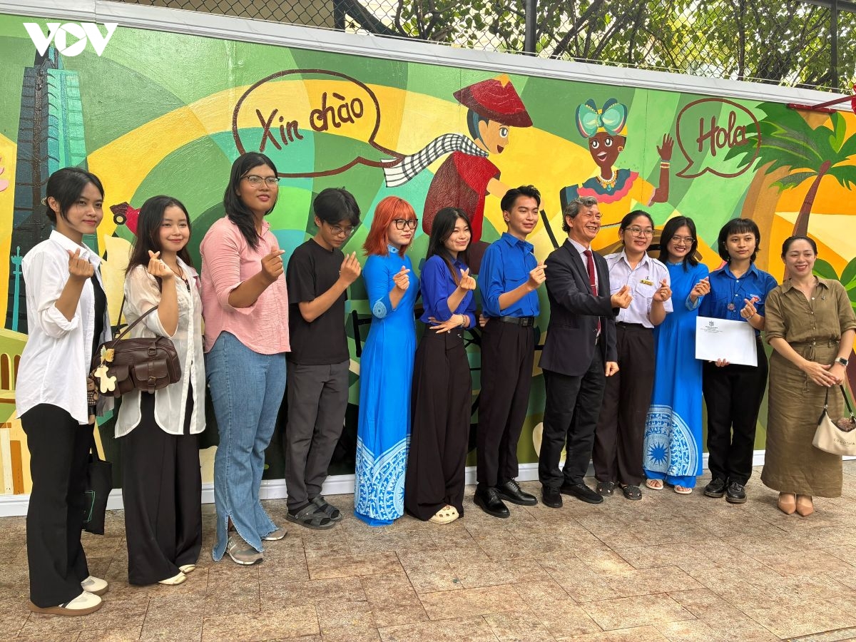 tranh tuong doc dao ghi dau tinh ban viet nam - cuba giua long thanh pho mang ten bac hinh anh 4