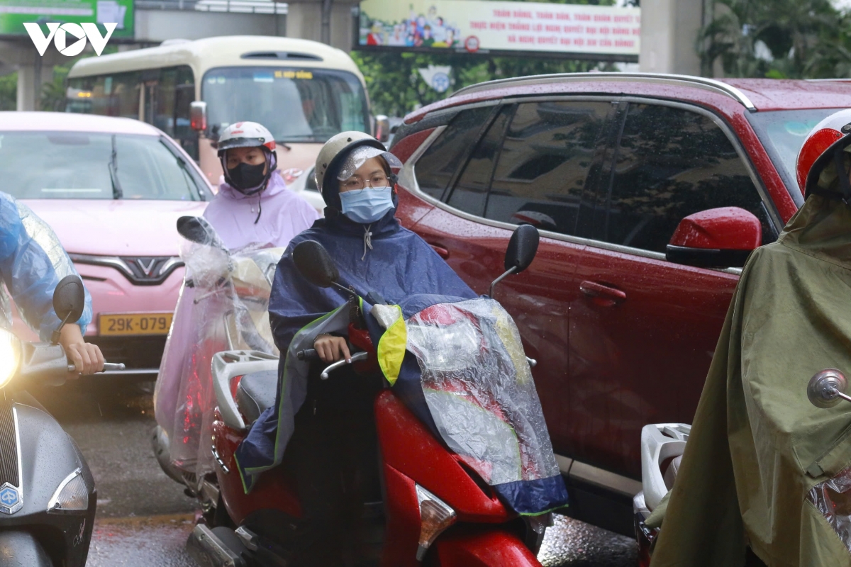 Duong pho ha noi un tac cuc bo do mua to tu hoan luu bao so 10 hinh anh 3