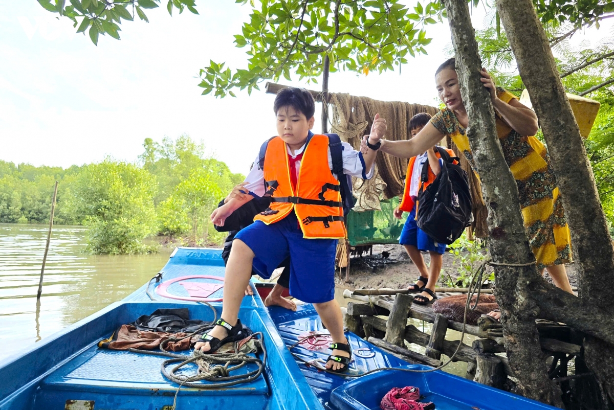 hoc sinh Dat mui di vo lai, vuot kho den truong hinh anh 6