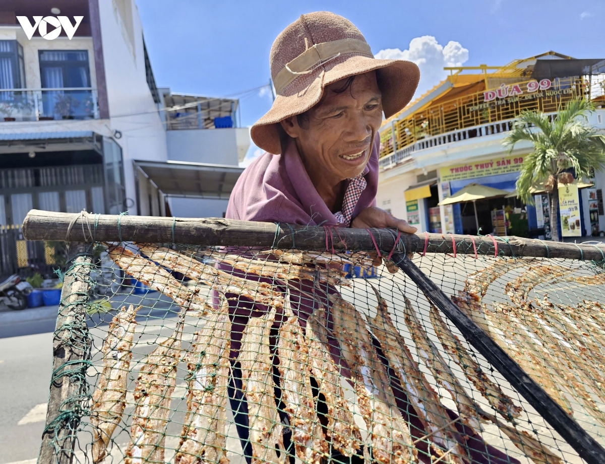 nghe phoi ca kho cua nguoi dan ven cang dan phuoc hinh anh 6