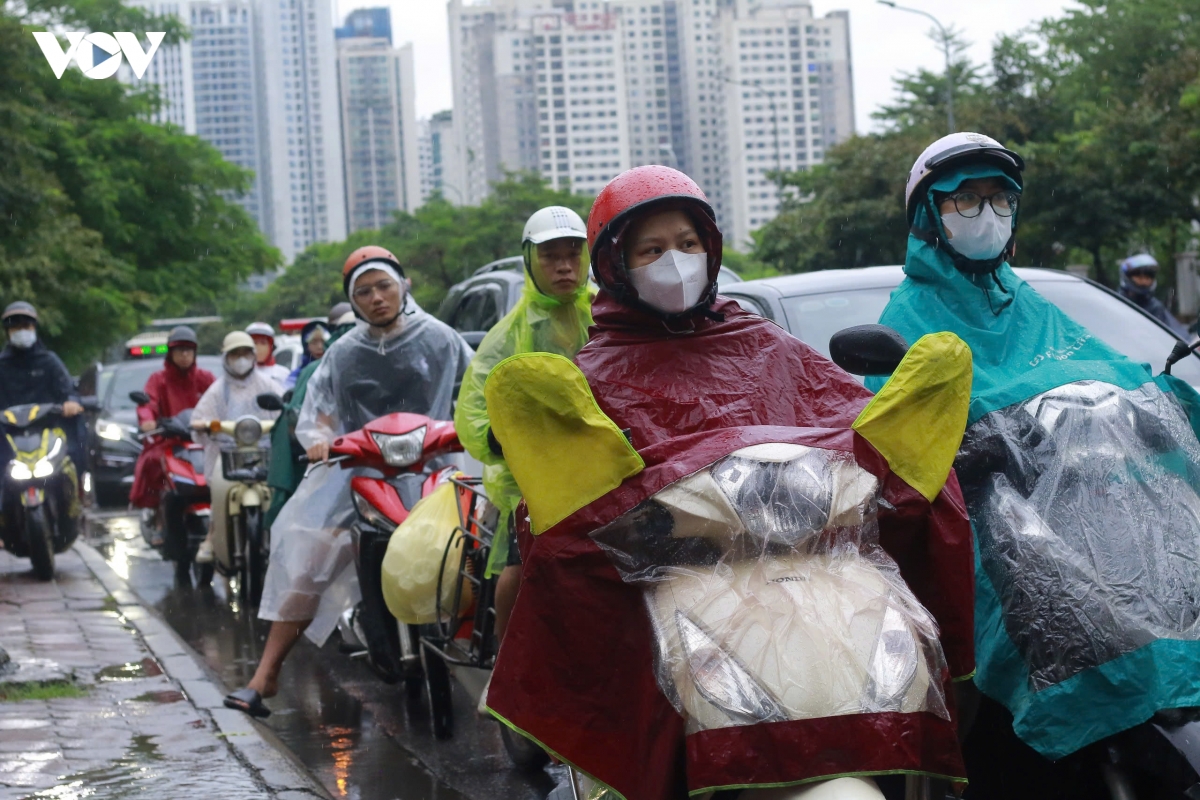 Duong pho ha noi un tac cuc bo do mua to tu hoan luu bao so 10 hinh anh 4