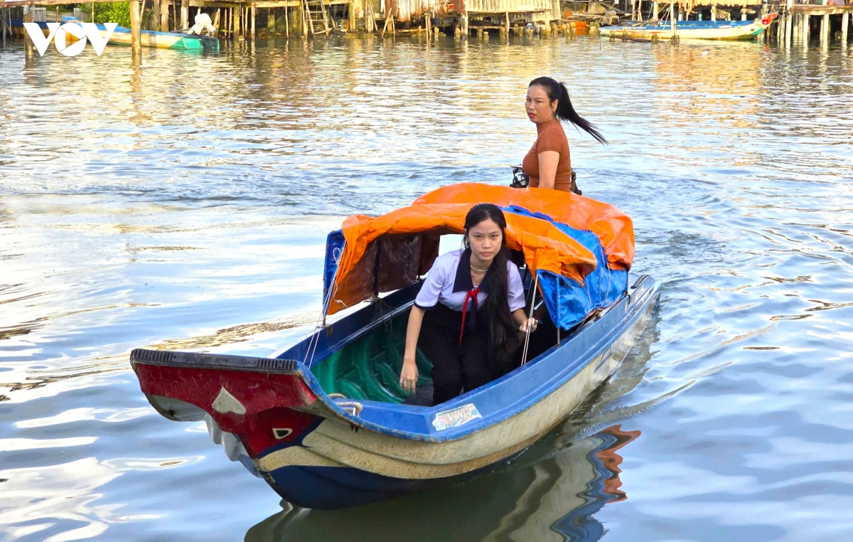 hoc sinh Dat mui di vo lai, vuot kho den truong hinh anh 7