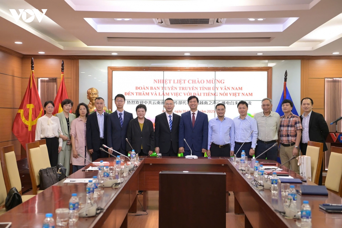 lanh dao vov tiep doan ban tuyen truyen tinh uy van nam, trung quoc hinh anh 3