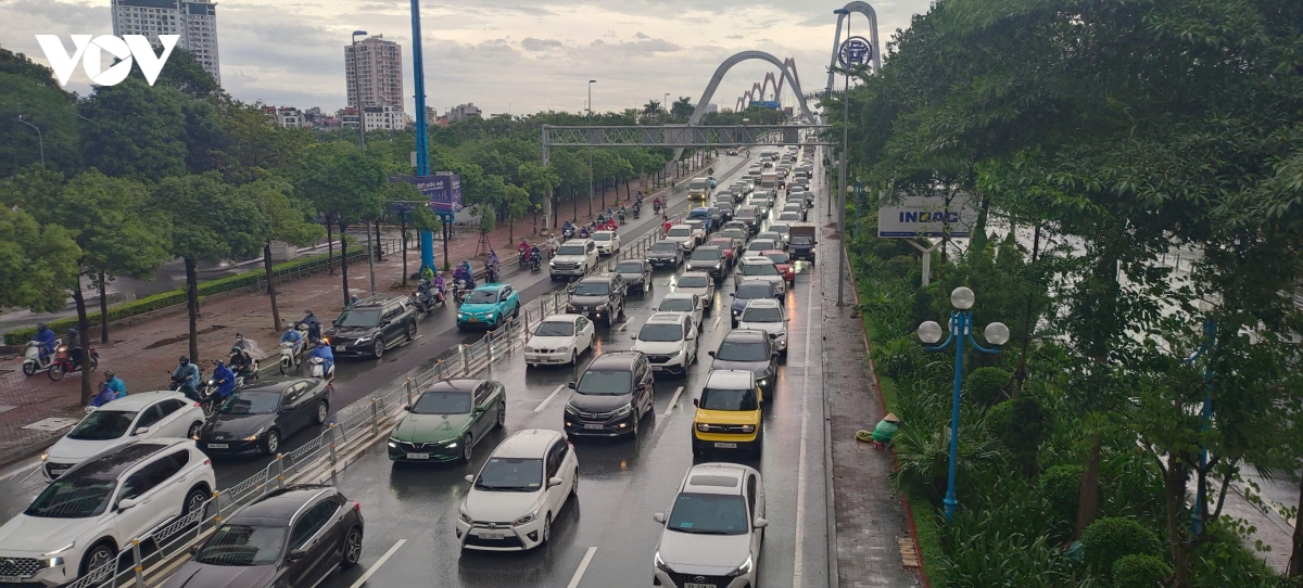 Duong pho ha noi un tac cuc bo do mua to tu hoan luu bao so 10 hinh anh 5