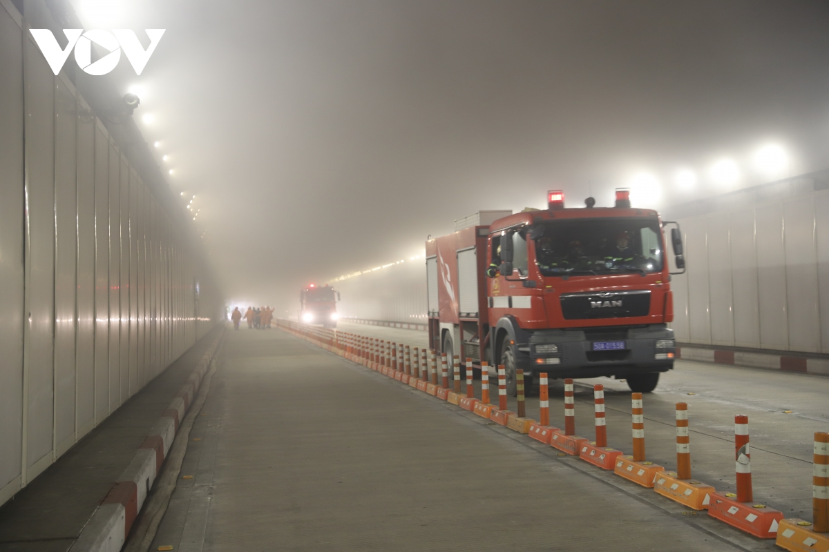 Hàng trăm người cùng robot diễn tập cứu hộ cháy xe trong hầm sông Sài Gòn