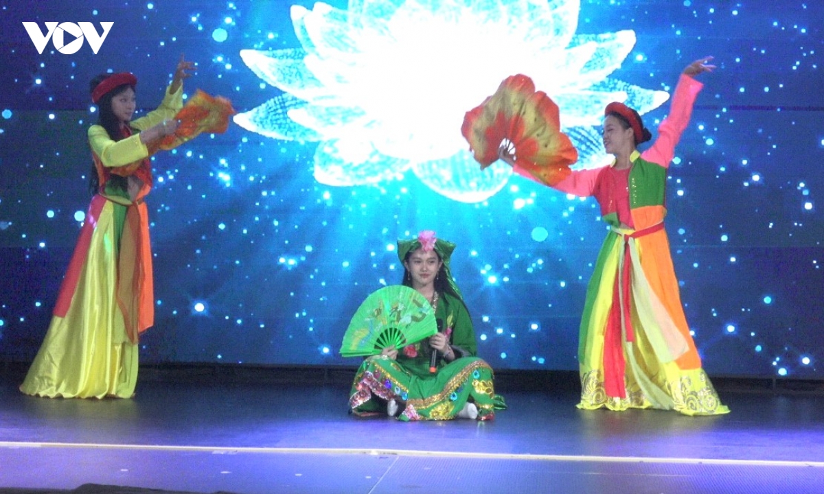 chuong trinh ton vinh tieng viet trong cong dong nguoi viet nam tai cong hoa sec hinh anh 3