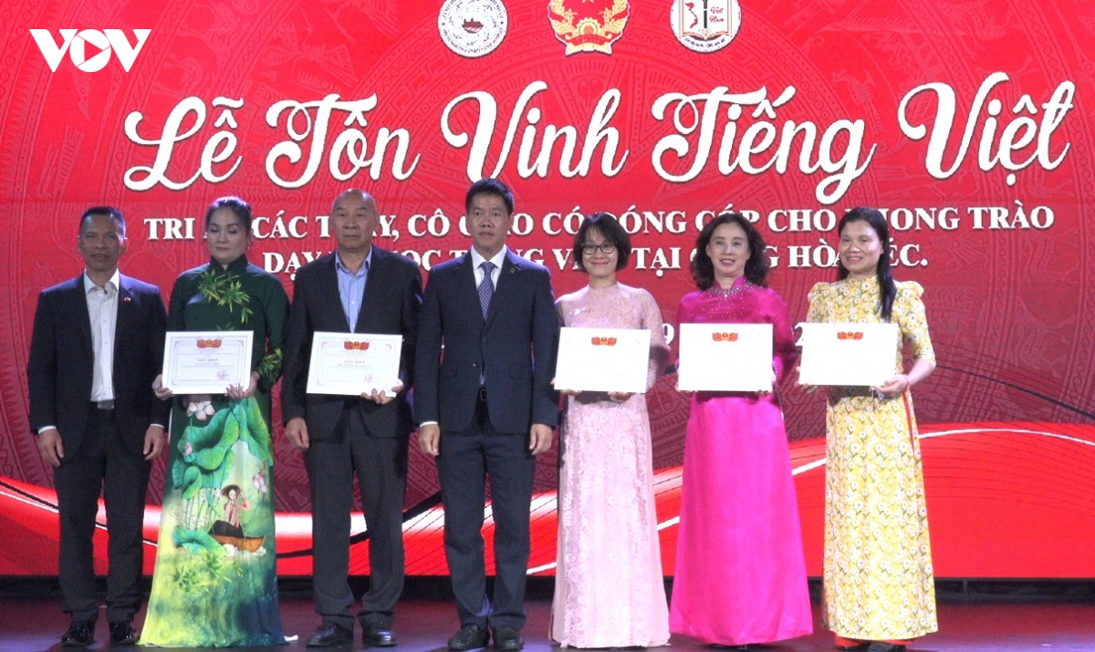 chuong trinh ton vinh tieng viet trong cong dong nguoi viet nam tai cong hoa sec hinh anh 4