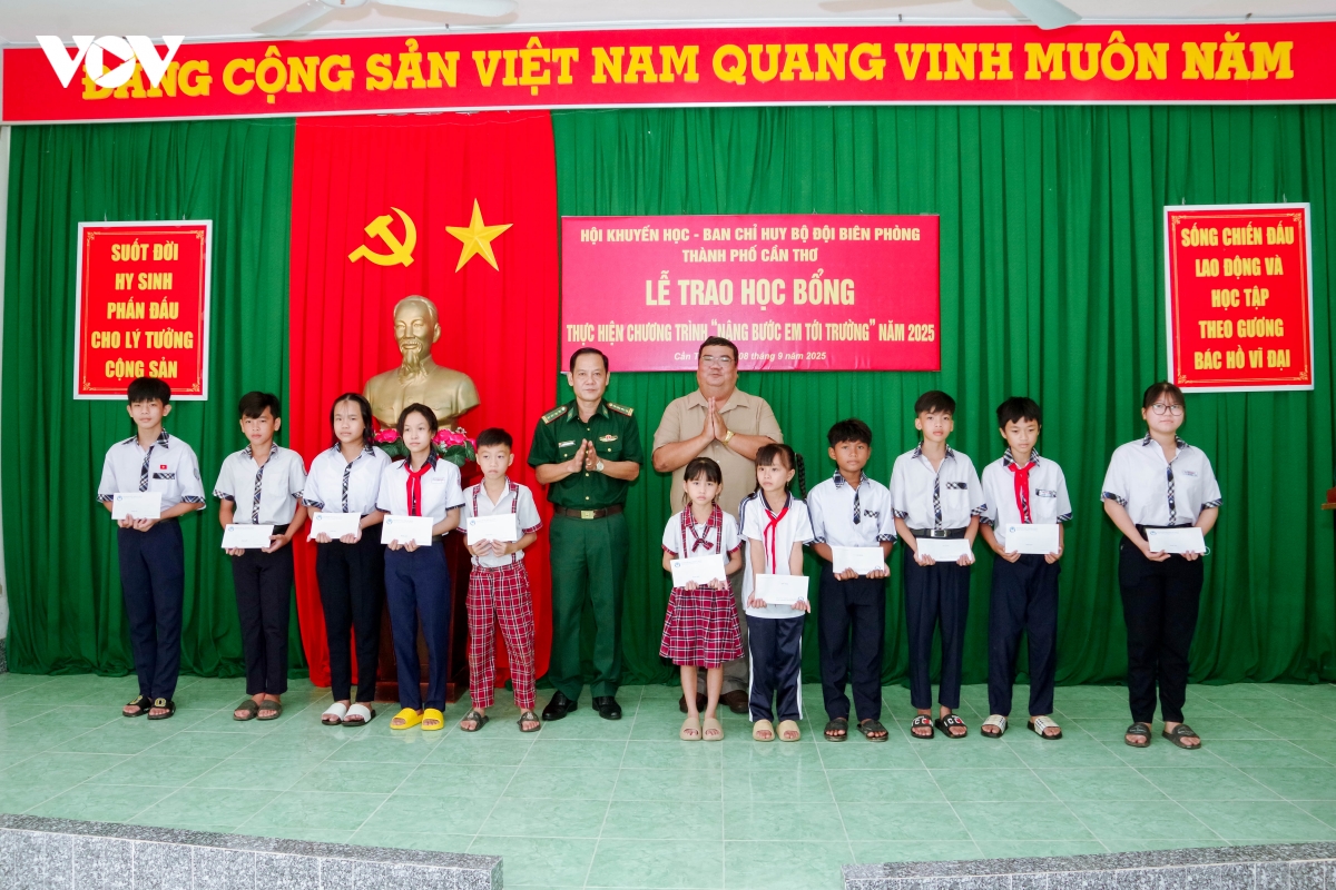 can tho trao 200 suat hoc bong cho hoc sinh ngheo khu vuc bien gioi bien hinh anh 1
