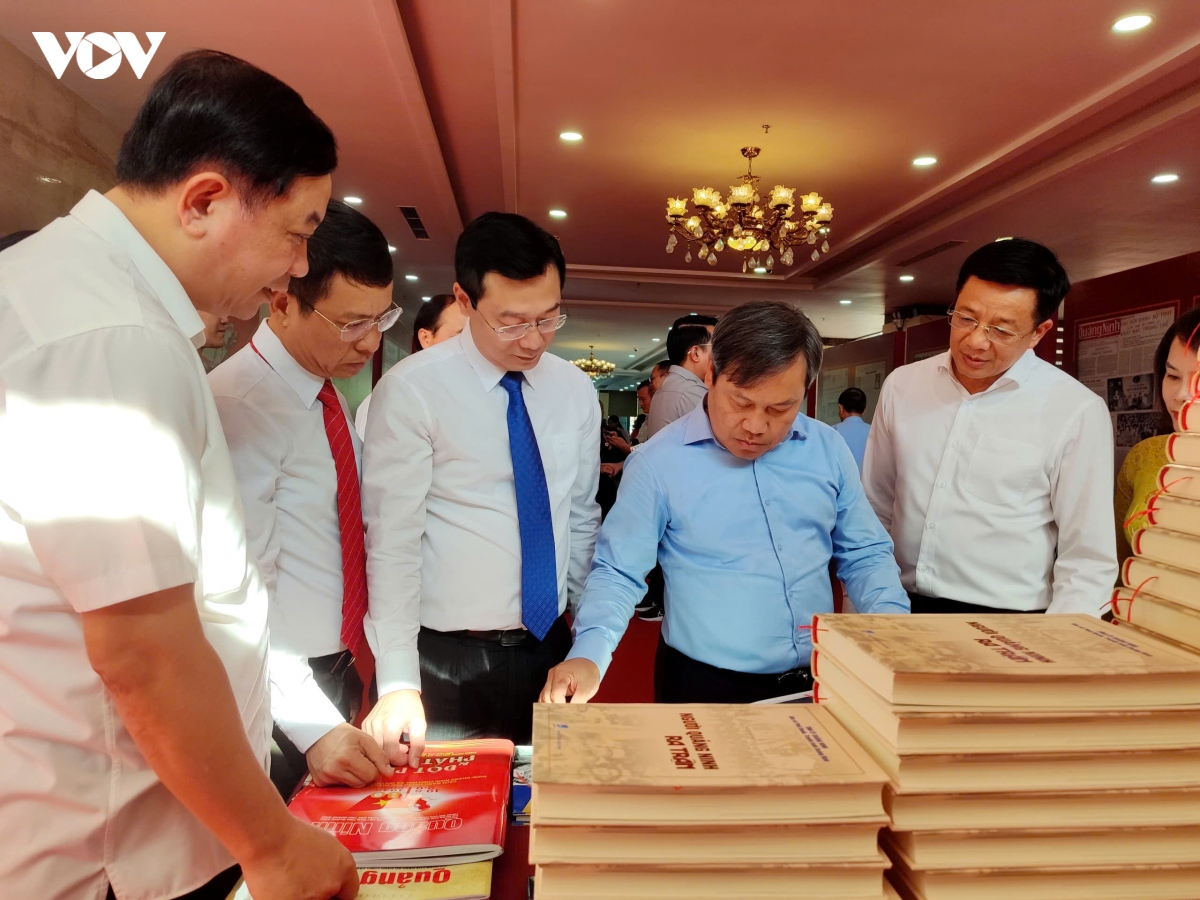 quang ninh ra mat chuyen trang, an pham chao mung Dai hoi Dang bo tinh hinh anh 4