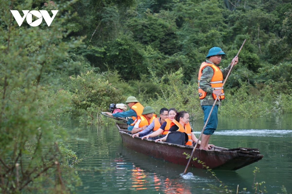 Thầy cô đi đò vượt lũ vào bản làng cô lập để chuẩn bị khai giảng năm học mới