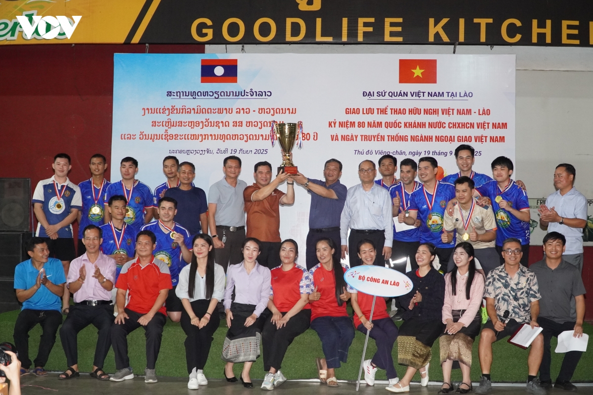 giai giao luu bong da huu nghi viet nam - lao 2025 hinh anh 1