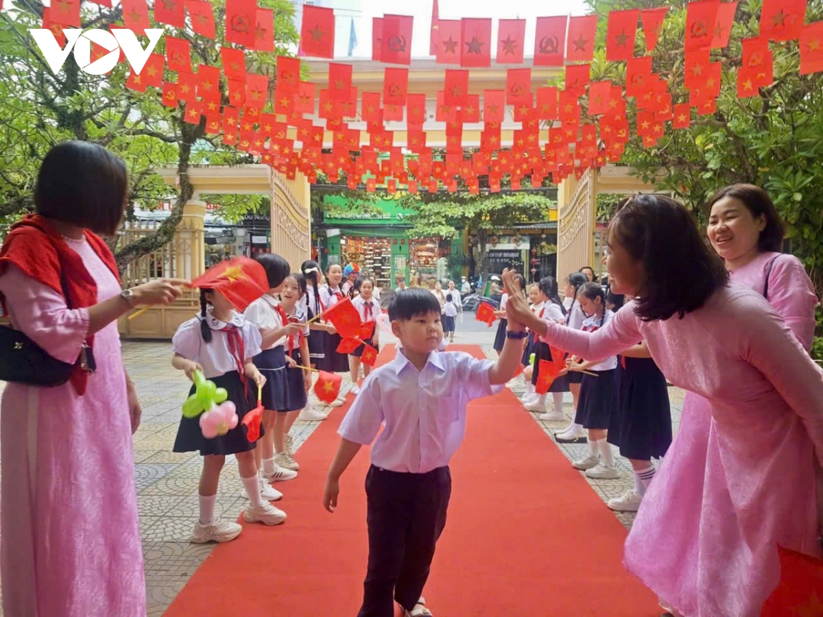 Bộ đội Biên phòng ở miền Trung cõng học sinh vượt suối dự khai giảng năm học mới