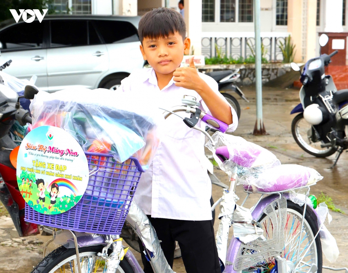 can tho cham lo, ho tro, nang buoc hoc sinh den truong hinh anh 1