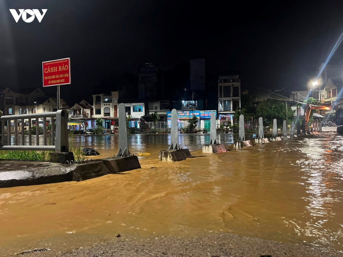 trang dem giup nguoi dan chay lu o cao bang hinh anh 6