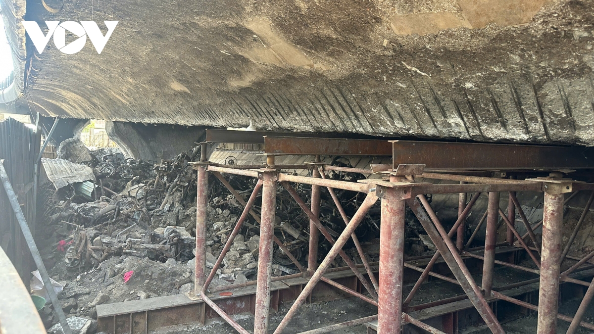 "Chống nạng" cho Cầu Vĩnh Tuy sau vụ cháy bãi trông giữ xe