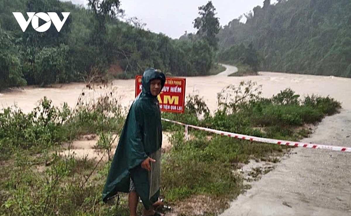 Ngập úng, sạt lở khiến nhiều bản vùng cao ở Nghệ An bị cô lập