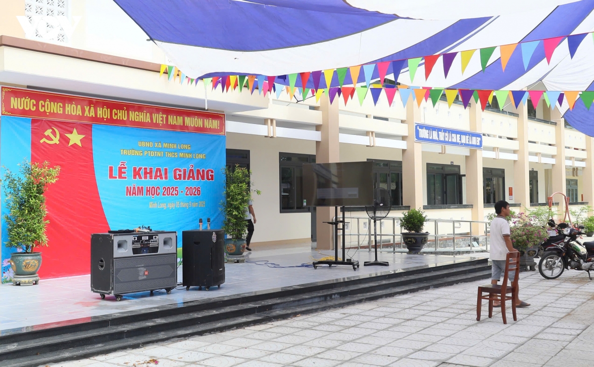 truong lop khang trang, hoc sinh vung nui quang ngai hao huc tuu truong hinh anh 3