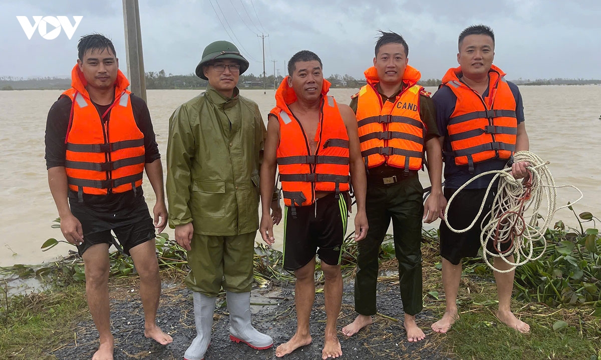 cong an kip thoi cuu nguoi dan bi mac ket giua dong nuoc lu hinh anh 1