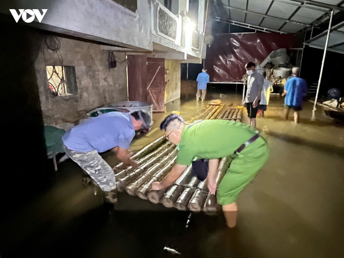 trang dem giup nguoi dan chay lu o cao bang hinh anh 5