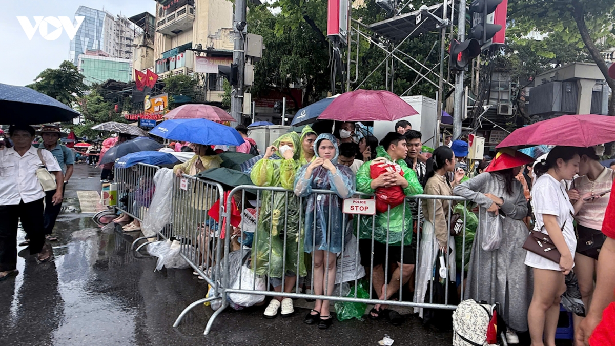 nguoi dan doi nang mua giu cho cho xem dieu binh 80 nam quoc khanh 2 9 hinh anh 1