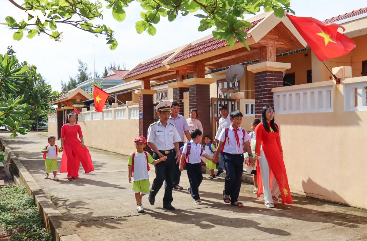 ron rang khai giang nam hoc moi tu truong sa, dac khu co to cho den pho thi hinh anh 1