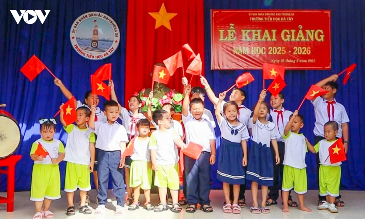 ron rang khai giang nam hoc moi tu truong sa, dac khu co to cho den pho thi hinh anh 2