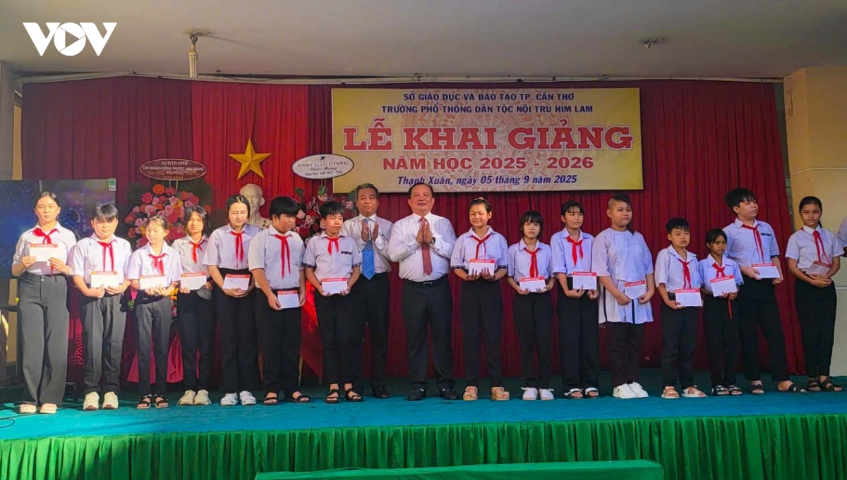 chuyen nuoi heo dat giup ban ngheo o mot truong pho thong dan toc noi tru hinh anh 2