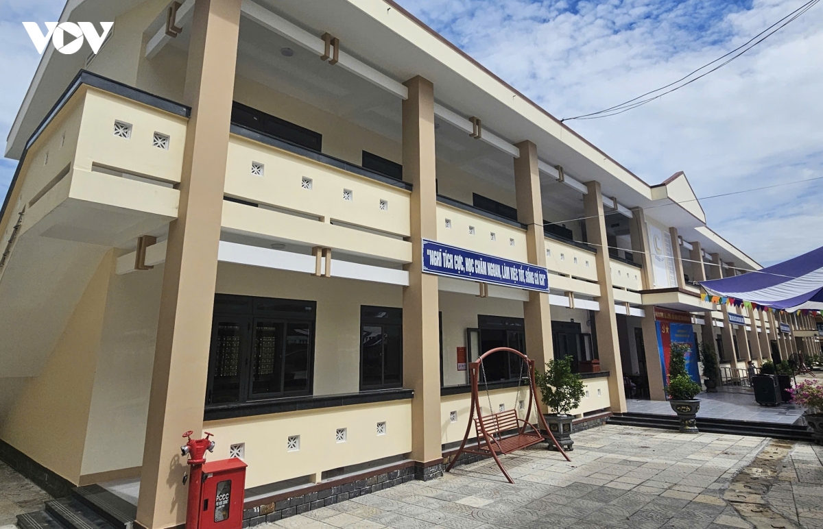 truong lop khang trang, hoc sinh vung nui quang ngai hao huc tuu truong hinh anh 2