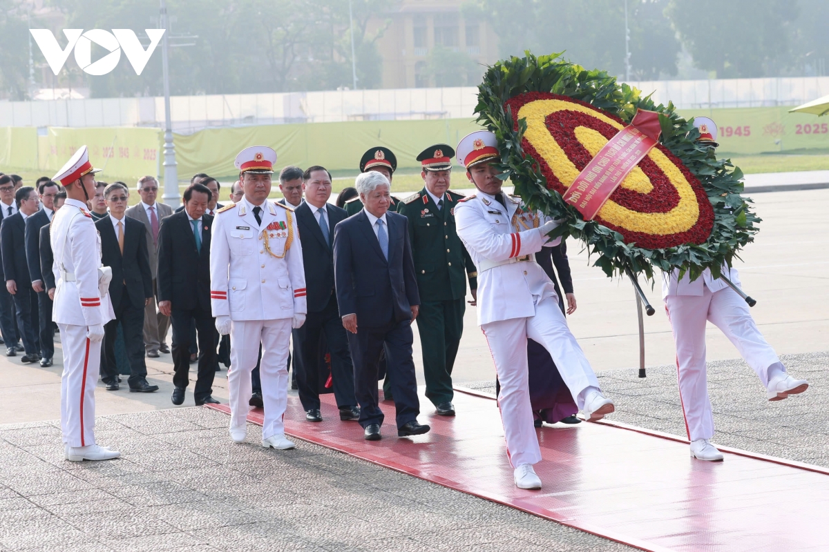 Các đoàn thể Trung ương vào Lăng viếng Chủ tịch Hồ Chí Minh