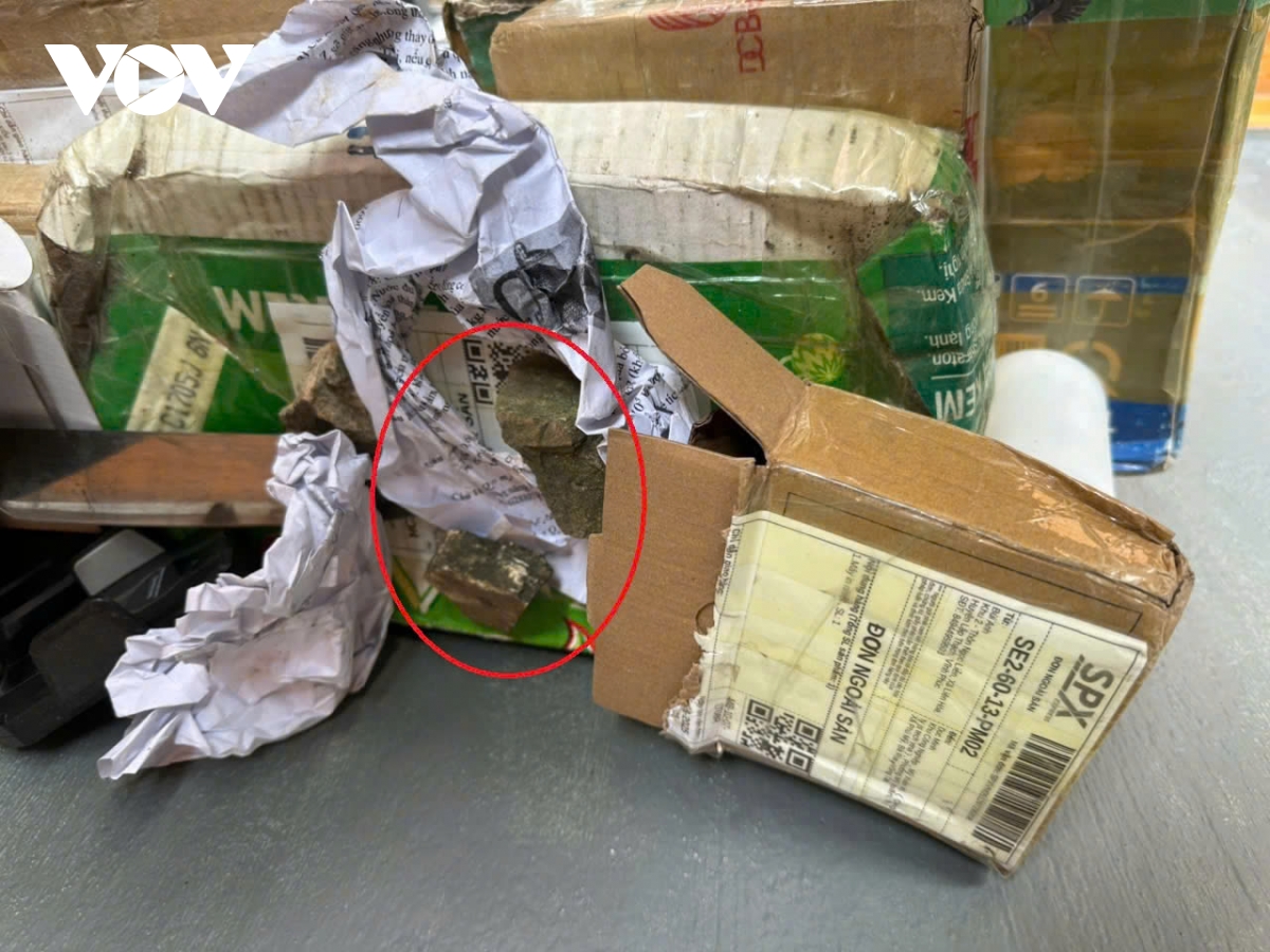 Lừa bán mô hình nhân vật hoạt hình trên mạng rồi gửi gạch cho khách hàng