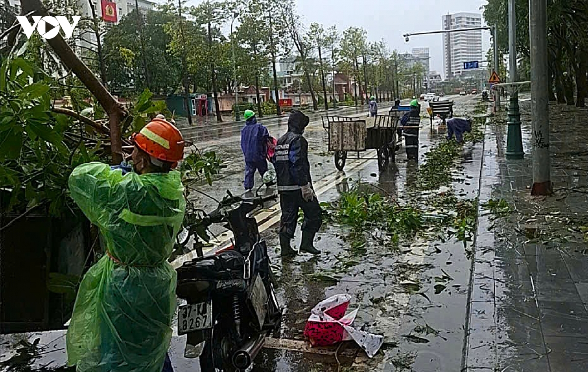 hon 600 cong nhan don dep, lam sach thanh pho vinh cu sau bao so 10 hinh anh 3