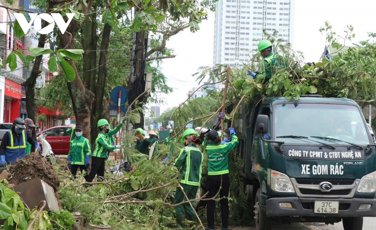 Hơn 600 công nhân dọn dẹp, làm sạch thành phố Vinh (cũ) sau bão số 10