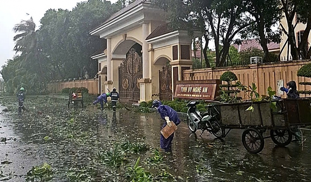 hon 600 cong nhan don dep, lam sach thanh pho vinh cu sau bao so 10 hinh anh 1