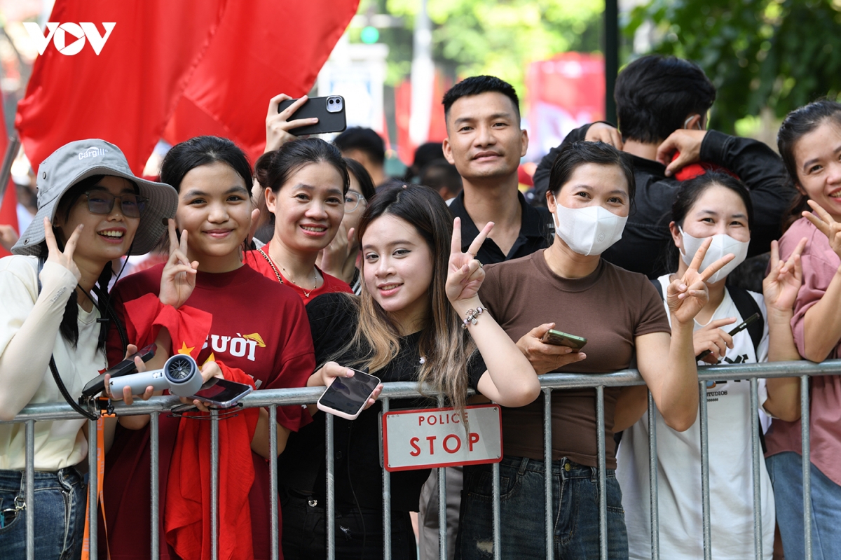 hinh anh thu vi ve nhung vi tri doc xem dieu binh tren pho hinh anh 10