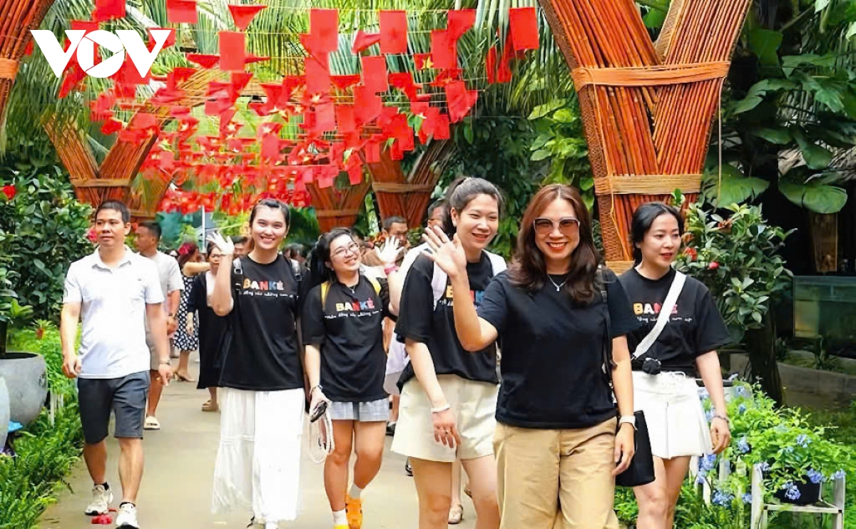 Du khách hào hứng trải nghiệm sản phẩm du lịch độc đáo tại Cần Thơ