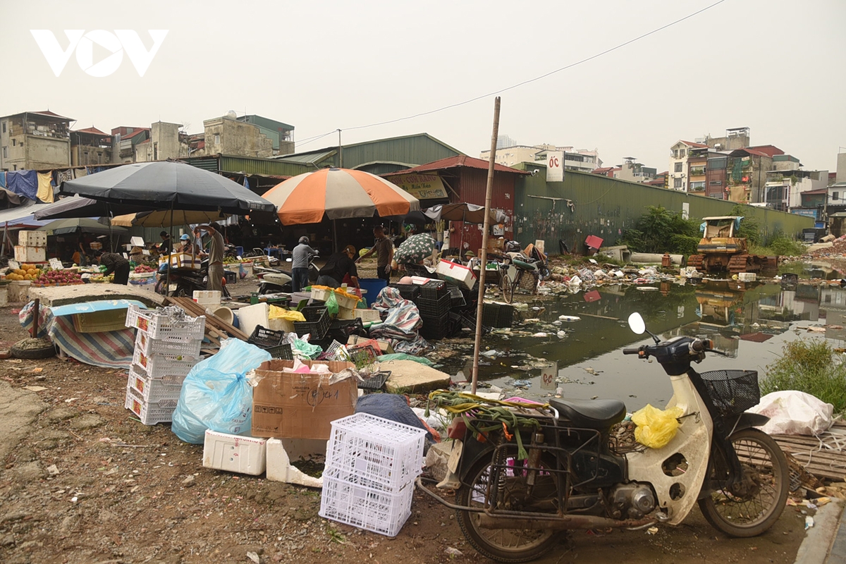 Dự án đường vào Trường Đại học Hà Nội dở dang, dân khốn khổ vì ô nhiễm