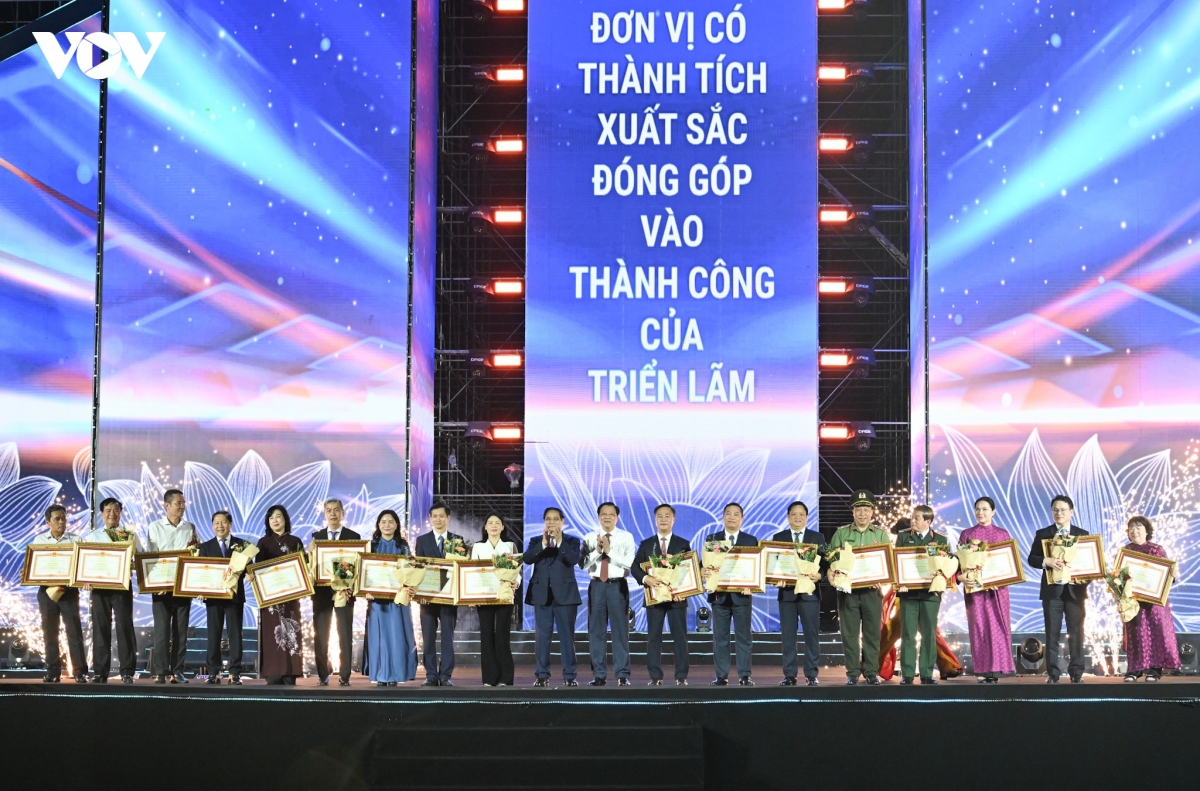 trien lam 80 nam toa sang tinh than Doan ket - tri tue - suc manh - vinh quang - tu hao hinh anh 4