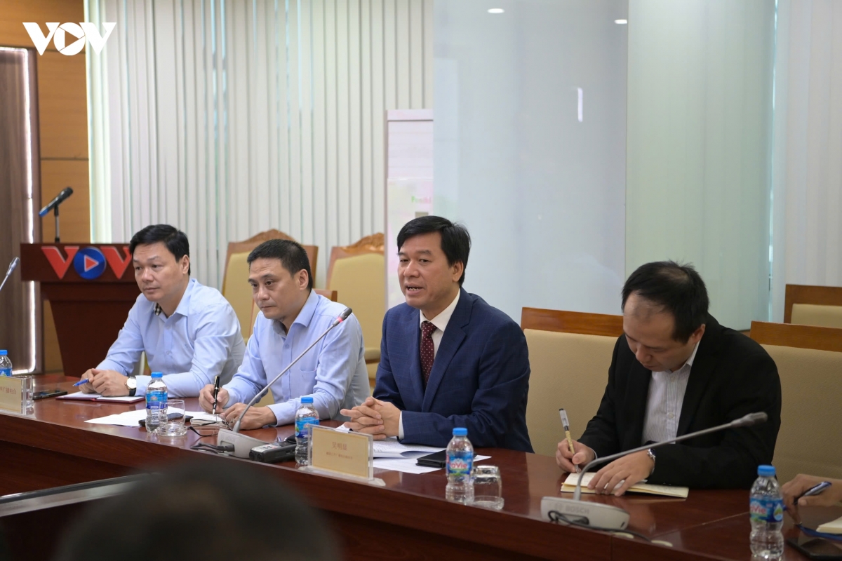 lanh dao vov tiep doan ban tuyen truyen tinh uy van nam, trung quoc hinh anh 1