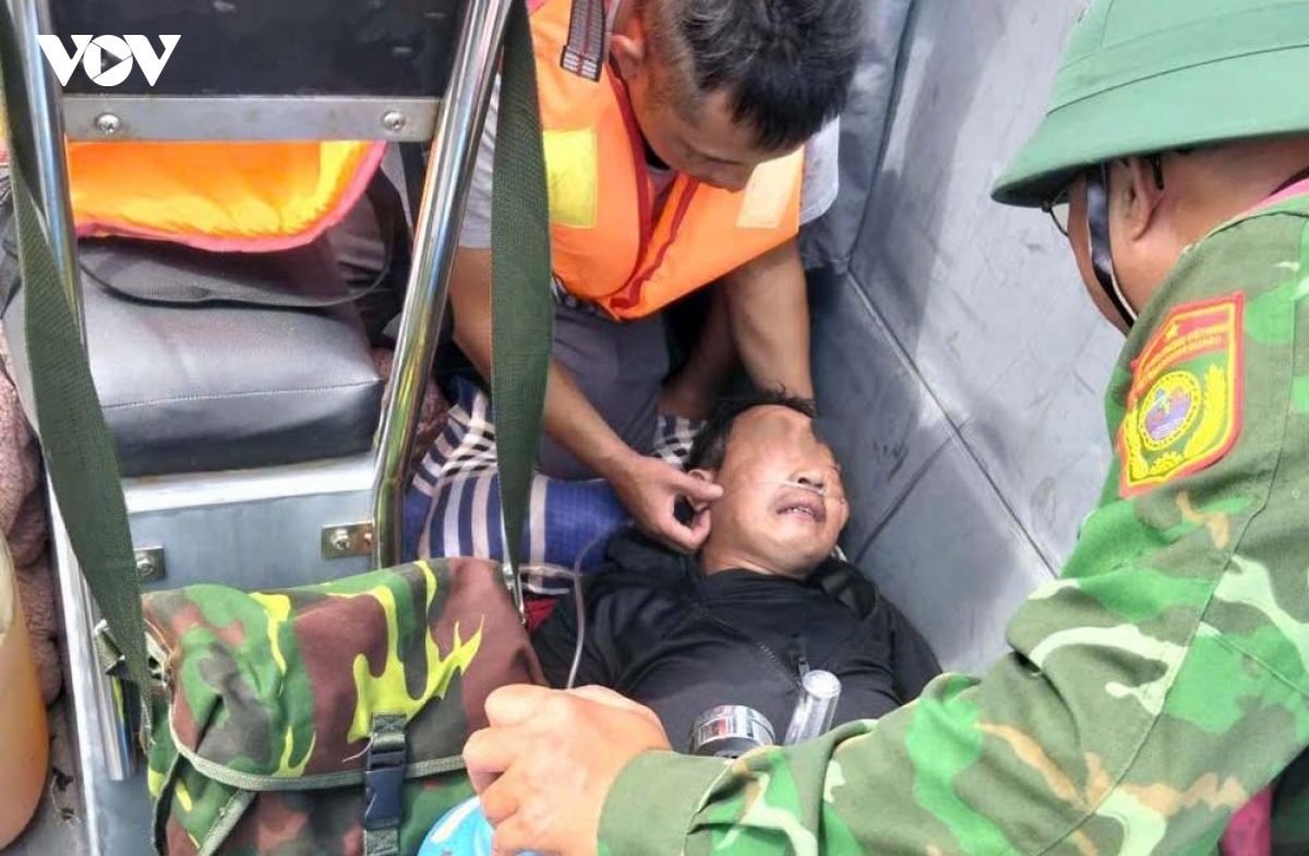 cuu song mot ngu dan bi dot quy tren bien quang ninh hinh anh 1
