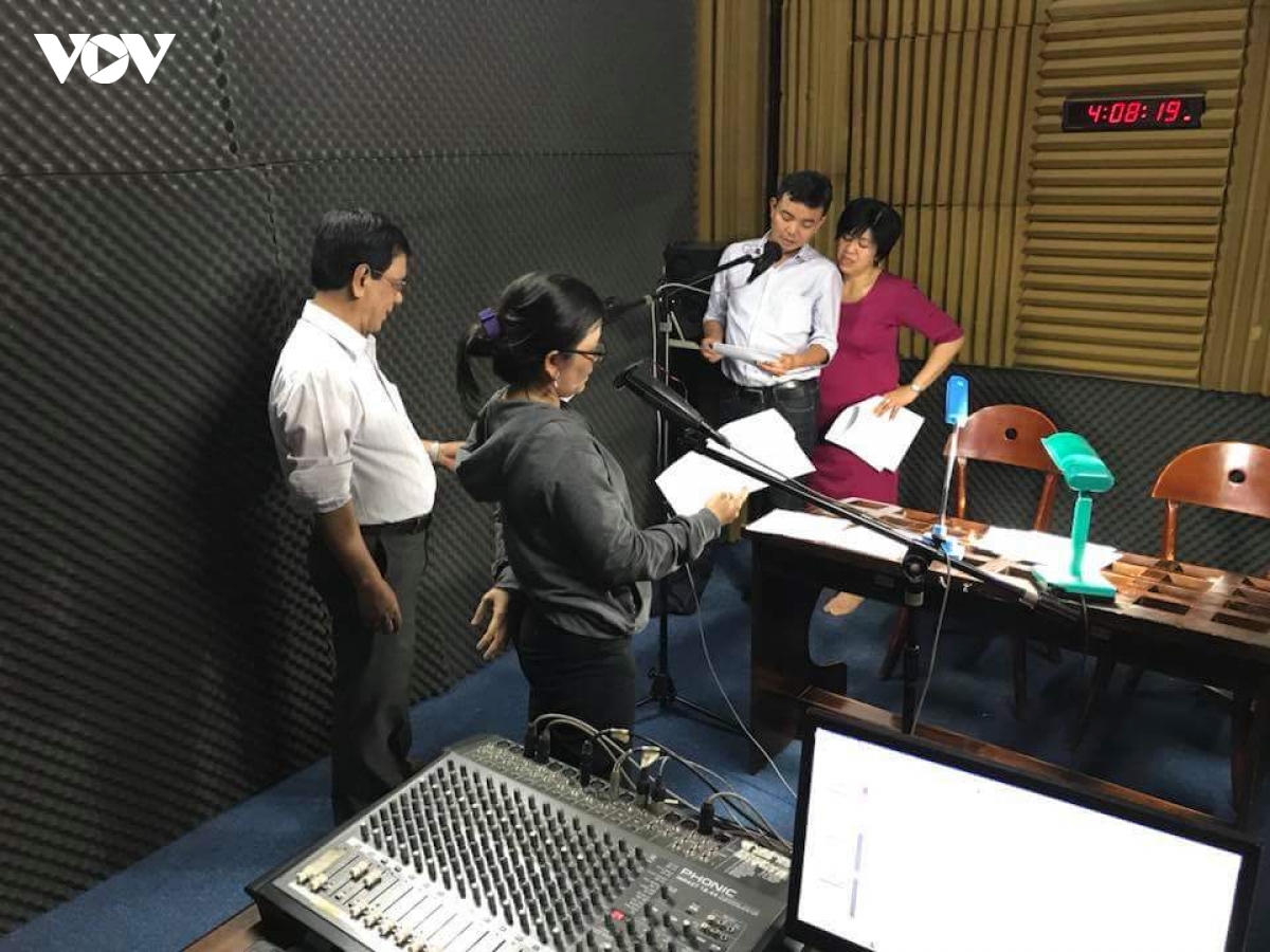 nguoi cham tu hao khi tieng noi cua minh vang len tren lan song vov hinh anh 3