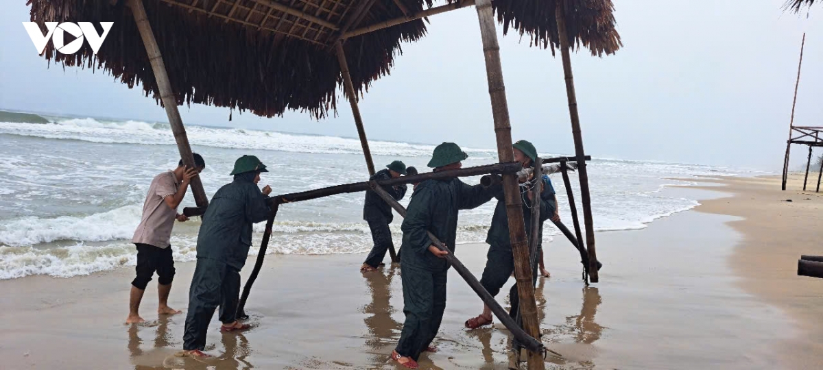 hang quan ven bien chan may - lang co nghi ban, di chuyen do dac tranh bao hinh anh 3